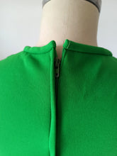 Laden Sie das Bild in den Galerie-Viewer, 1960s - Fabulous Green Floral Dress - W31 (80cm)
