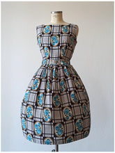 Cargar imagen en el visor de la galería, 1950s 1960s - Exquisite German Roseprint Rayon Dress - W29 (74cm)
