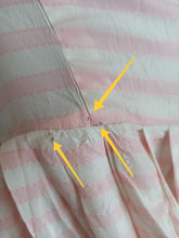 Cargar imagen en el visor de la galería, 1950s - Pink Striped Satin Dress - W28.5 (72cm)
