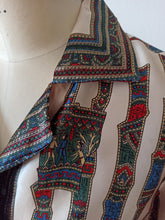 Carica l&#39;immagine nel visualizzatore di Gallery, 1960s - Egyptian Novelty Satin Silk Blouse - Sz. L/XL
