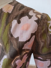 Cargar imagen en el visor de la galería, 1960s - Floral Cotton Blouse
