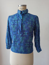 Cargar imagen en el visor de la galería, 1960s - Purple Blue Silk Blouse
