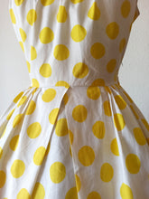 Cargar imagen en el visor de la galería, 1950s - Fabulous Yellow Polkadots Cotton Dress - W28.5 (72cm)
