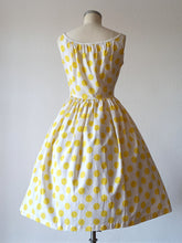 Cargar imagen en el visor de la galería, 1950s - Fabulous Yellow Polkadots Cotton Dress - W28.5 (72cm)
