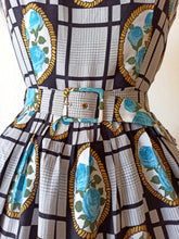Cargar imagen en el visor de la galería, 1950s 1960s - Exquisite German Roseprint Rayon Dress - W29 (74cm)
