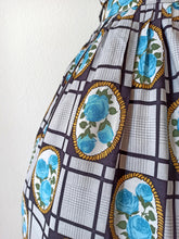 Cargar imagen en el visor de la galería, 1950s 1960s - Exquisite German Roseprint Rayon Dress - W29 (74cm)
