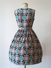 Cargar imagen en el visor de la galería, 1950s 1960s - Exquisite German Roseprint Rayon Dress - W29 (74cm)
