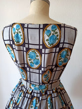 Cargar imagen en el visor de la galería, 1950s 1960s - Exquisite German Roseprint Rayon Dress - W29 (74cm)
