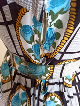 Cargar imagen en el visor de la galería, 1950s 1960s - Exquisite German Roseprint Rayon Dress - W29 (74cm)
