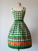 Cargar imagen en el visor de la galería, 1950s - MILANO - Adorable Plaid Green Folk Print Dress - W26 (66cm)
