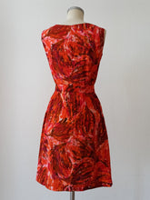 Laden Sie das Bild in den Galerie-Viewer, 1960s - Stunning Cotton Dress - W33 (84cm)
