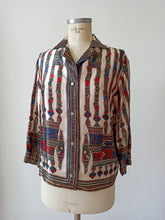 Carica l&#39;immagine nel visualizzatore di Gallery, 1960s - Egyptian Novelty Satin Silk Blouse - Sz. L/XL
