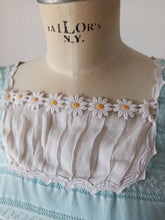 Cargar imagen en el visor de la galería, 1960s - Romantic Daisies Turquoise Cotton Dress - W26 (66cm)
