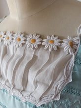 Cargar imagen en el visor de la galería, 1960s - Romantic Daisies Turquoise Cotton Dress - W26 (66cm)

