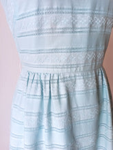 Cargar imagen en el visor de la galería, 1960s - Romantic Daisies Turquoise Cotton Dress - W26 (66cm)
