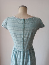 Cargar imagen en el visor de la galería, 1960s - Romantic Daisies Turquoise Cotton Dress - W26 (66cm)
