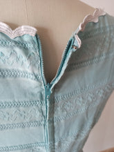 Cargar imagen en el visor de la galería, 1960s - Romantic Daisies Turquoise Cotton Dress - W26 (66cm)
