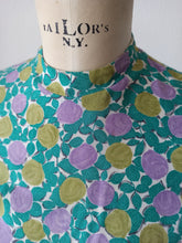 Cargar imagen en el visor de la galería, 1960s - Back Zipper Roseprint Rayon Top - Sz 38
