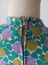 Cargar imagen en el visor de la galería, 1960s - Back Zipper Roseprint Rayon Top - Sz 38
