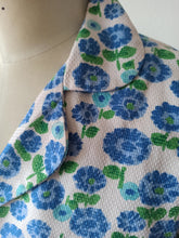 Cargar imagen en el visor de la galería, 1950s 1960s - Floral Cotton Blouse - Sz M/L
