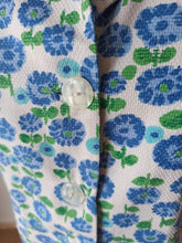Cargar imagen en el visor de la galería, 1950s 1960s - Floral Cotton Blouse - Sz M/L
