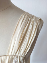 Laden Sie das Bild in den Galerie-Viewer, ANTIQUE - Pure Silk Night Gown - One Size
