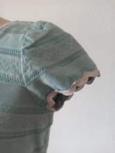 Cargar imagen en el visor de la galería, 1960s - Romantic Daisies Turquoise Cotton Dress - W26 (66cm)

