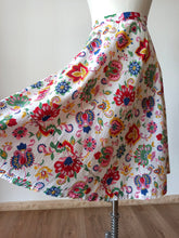 Laden Sie das Bild in den Galerie-Viewer, 1940s - Floral Cotton Skirt - W27.5 (70cm)
