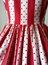 Cargar imagen en el visor de la galería, 1950s 1960s - Gorgeous Red Stripes Dotted Cotton Dress - W27 (68cm)
