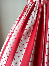 Cargar imagen en el visor de la galería, 1950s 1960s - Gorgeous Red Stripes Dotted Cotton Dress - W27 (68cm)
