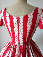 Cargar imagen en el visor de la galería, 1950s 1960s - Gorgeous Red Stripes Dotted Cotton Dress - W27 (68cm)
