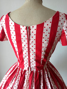 1950s 1960s - Gorgeous Red Stripes Dotted Cotton Dress - W27 (68cm)