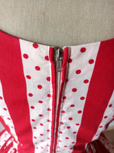 Cargar imagen en el visor de la galería, 1950s 1960s - Gorgeous Red Stripes Dotted Cotton Dress - W27 (68cm)
