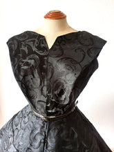 Charger l&#39;image dans la galerie, 1950s - Outstanding Beauty Black Silk Satin Dress - W25 (64cm)
