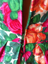 Cargar imagen en el visor de la galería, 1950s - Roseprint Rayon Dress - W21.5 (54cm)
