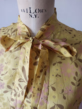 Cargar imagen en el visor de la galería, 1960s - GALERIES LAFAYETTE, Paris - Floral Silk Blouse
