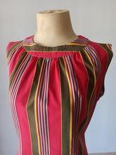 Laden Sie das Bild in den Galerie-Viewer, 1960s - Striped Cotton Dress - W30 (78cm)
