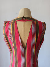 Laden Sie das Bild in den Galerie-Viewer, 1960s - Striped Cotton Dress - W30 (78cm)
