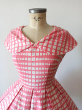 Charger l&#39;image dans la galerie, 1950s - Adorable Pink Soft Barkcloth Dress - W27.5 (70cm)
