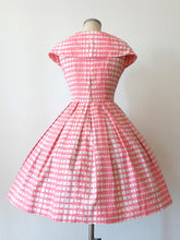 Charger l&#39;image dans la galerie, 1950s - Adorable Pink Soft Barkcloth Dress - W27.5 (70cm)
