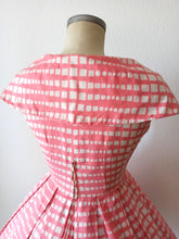Charger l&#39;image dans la galerie, 1950s - Adorable Pink Soft Barkcloth Dress - W27.5 (70cm)
