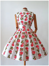 Cargar imagen en el visor de la galería, 1950s - Spectacular Floral Textured Cotton Dress - W27 (68cm)

