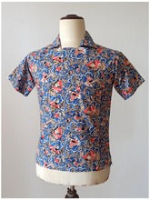 Load image into Gallery viewer, 1950s - Fabulous Novelty Print Men&#39;s Casino Shirt - Sz Small

