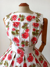 Cargar imagen en el visor de la galería, 1950s - Spectacular Floral Textured Cotton Dress - W27 (68cm)
