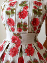 Cargar imagen en el visor de la galería, 1950s - Spectacular Floral Textured Cotton Dress - W27 (68cm)
