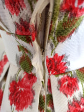 Cargar imagen en el visor de la galería, 1950s - Spectacular Floral Textured Cotton Dress - W27 (68cm)
