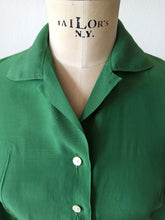 Laden Sie das Bild in den Galerie-Viewer, 1940s - FLORINE, Paris - Exquisite Forest Green Rayon Blouse - Sz 44
