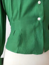 Laden Sie das Bild in den Galerie-Viewer, 1940s - FLORINE, Paris - Exquisite Forest Green Rayon Blouse - Sz 44

