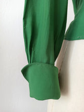 Laden Sie das Bild in den Galerie-Viewer, 1940s - FLORINE, Paris - Exquisite Forest Green Rayon Blouse - Sz 44
