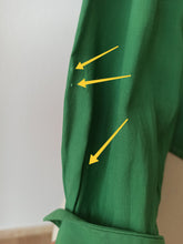 Laden Sie das Bild in den Galerie-Viewer, 1940s - FLORINE, Paris - Exquisite Forest Green Rayon Blouse - Sz 44
